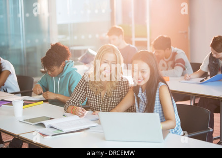 Studenten arbeiten im Klassenzimmer Stockfoto