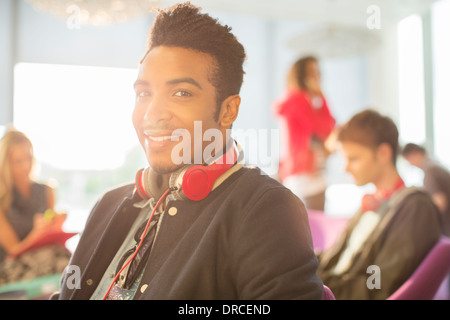 Uni-Student lächelnd in lounge Stockfoto