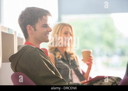 Studenten, die lachend in lounge Stockfoto