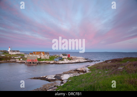 Sonnenaufgang über dem Dorf und die Bucht Stockfoto