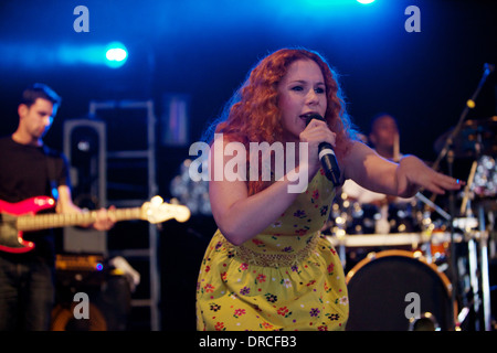 Katy B live auf der Bühne auf dem Big Chill Festival 2011 Stockfoto