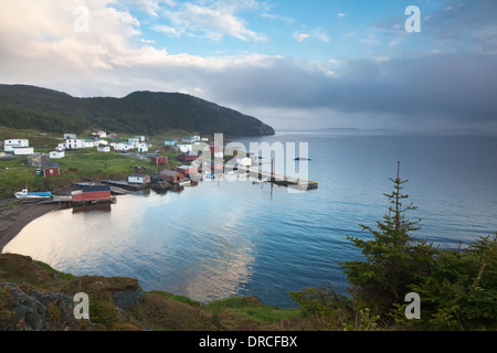 Dorf und Dock am Ozean Stockfoto