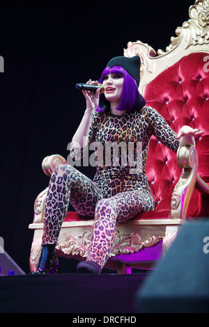 Jessie J Durchführung sitzt auf einem Thron auf dem Big Chill Festival 2011 Stockfoto