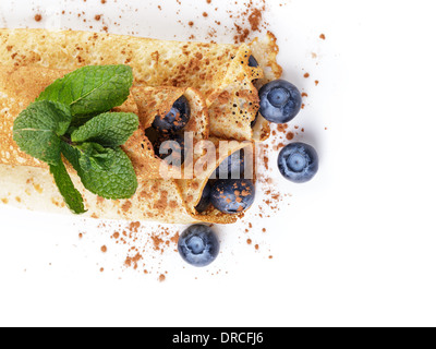 hausgemachte Blinis oder Pfannkuchen mit Heidelbeeren und Marmelade, auf weißem Hintergrund Stockfoto