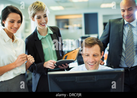 Geschäftsleute, die am Computer im Büro Stockfoto