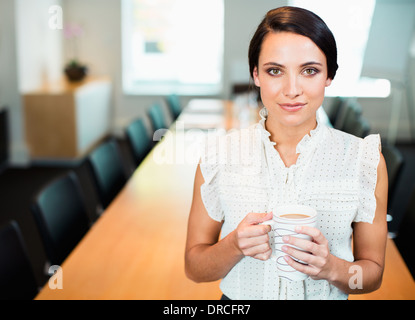 Geschäftsfrau, trinken Kaffee im Konferenzraum Stockfoto