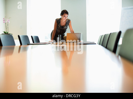 Geschäftsfrau mit Laptop am Konferenztisch Stockfoto