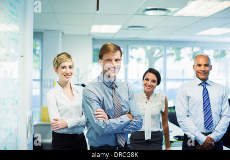 Geschäftsleute, die lächelnd im Büro Stockfoto