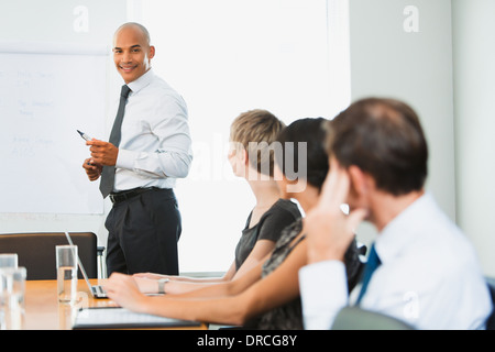 Business-Leute sitzen in treffen Stockfoto
