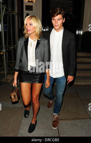 Pixie Lott und Oliver Cheshire Johnnie Walker Blue Label abends an Mortons London, England - 17.07.12 Stockfoto