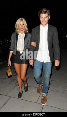 Pixie Lott und Oliver Cheshire Johnnie Walker Blue Label Abendessen bei Mortons verlassen. London, England - 17.07.12 Stockfoto