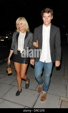 Pixie Lott und Oliver Cheshire Johnnie Walker Blue Label Abendessen bei Mortons verlassen. London, England - 17.07.12 Stockfoto