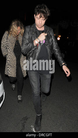 Nick Grimshaw und eine weibliche Begleitung verlassen die Johnnie Walker Blue Label Abendessen an Mortons. London, England - 17.07.12 Stockfoto