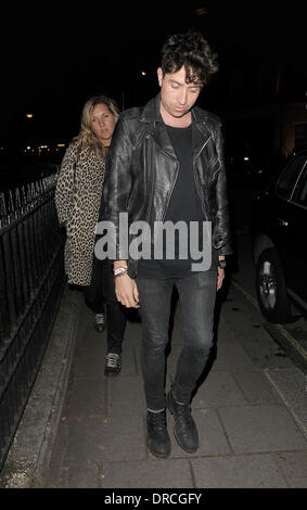 Nick Grimshaw und eine weibliche Begleitung verlassen die Johnnie Walker Blue Label Abendessen an Mortons. London, England - 17.07.12 Stockfoto