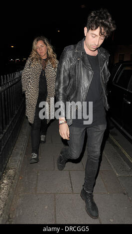 Nick Grimshaw und eine weibliche Begleitung verlassen die Johnnie Walker Blue Label Abendessen an Mortons. London, England - 17.07.12 Stockfoto