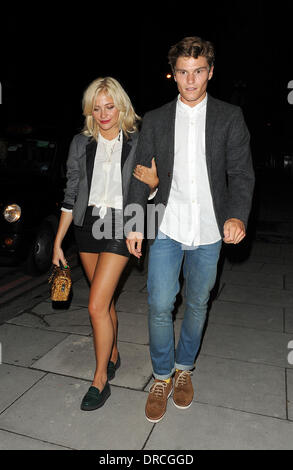 Pixie Lott und Oliver Cheshire Johnnie Walker Blue Label Abendessen bei Mortons verlassen. London, England - 17.07.12 Stockfoto