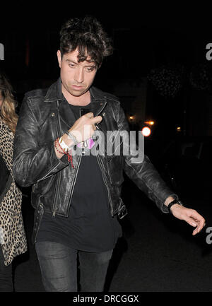 Nick Grimshaw und eine weibliche Begleitung verlassen die Johnnie Walker Blue Label Abendessen an Mortons. London, England - 17.07.12 Stockfoto