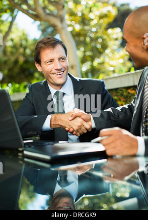 Geschäftsleute Händeschütteln im freien Stockfoto