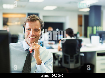 Unternehmer tragen Kopfhörer im Büro Stockfoto