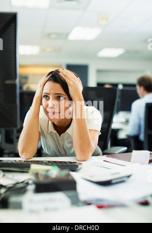 Geschäftsfrau, die Arbeiten am Schreibtisch im Büro Stockfoto