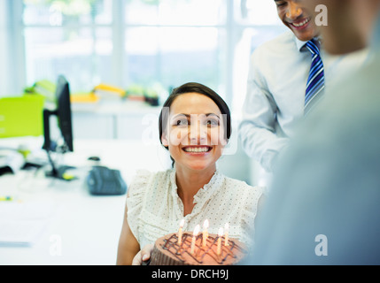 Business-Leute feiern Geburtstag im Büro Stockfoto