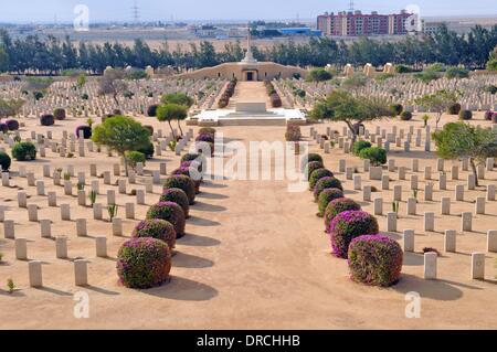 El Alamein, Ägypten. 10. Januar 2014. Blick auf dem Commonwealth War Cemetery in El Alamein, Ägypten, 10. Januar 2014. Commonwealth Kriegsfriedhof in El Alamein ist der größte von allen Soldatenfriedhöfe auf der ägyptischen Nordküste mit Gräber von Soldaten aus verschiedenen Ländern, die auf Seiten der Alliierten kämpfte. Der Friedhof erinnert an griechische, New Zealand, australischen, South African, indischen und kanadischen Kräfte. Foto: Matthias Toedt - Live News WIRE SERVICE/Dpa/Alamy Stockfoto