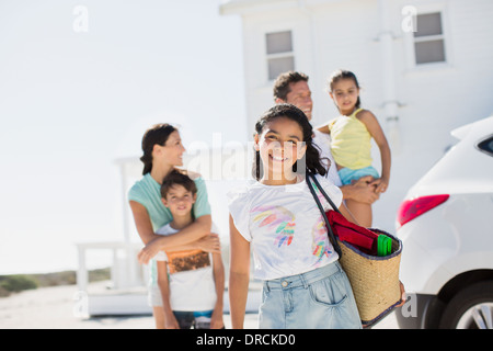 Familie lächelnd in sonnigen Einfahrt Stockfoto