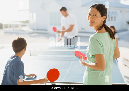 Familie zusammen Tischtennis zu spielen, die im freien Stockfoto