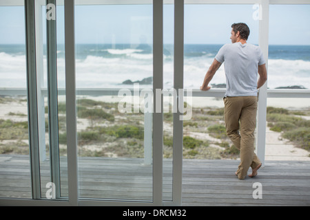 Mann sucht im Ocean View vom deck Stockfoto