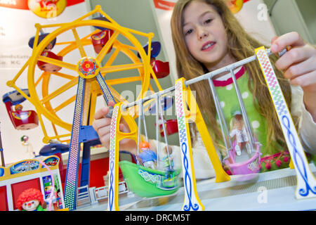 Nürnberg, Deutschland. 23. Januar 2014. Fabienne spielt mit Playmobil Freizeitpark von Geobra Brandstaetter GmbH, die für den"Spielzeug" in der Kategorie "Schüler" in Nürnberg, 23. Januar 2014 nominiert ist. Der diesjährigen Nürnberger Spielwarenmesse, der weltweit größten Spielwarenmesse, läuft vom 29. Januar bis zum 03 Februar. DANIEL KARMANN/Dpa/Alamy Live News Stockfoto