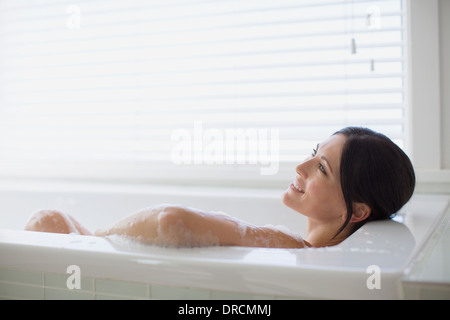 Frau im Schaumbad entspannend Stockfoto