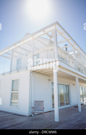 Sonne über dem weißen Haus Stockfoto