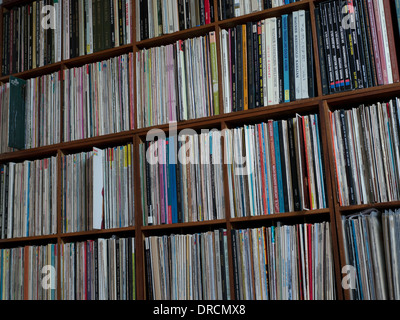 Eine große Sammlung von Schallplatten. Analoge Quellen werden zunehmend beliebte Alternative zu digitalen Geräten wie CDs Stockfoto