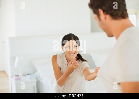 Paar spielen zusammen im Schlafzimmer Stockfoto