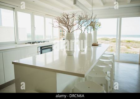 Vasen auf der Theke in der Küche mit Blick aufs Meer Stockfoto