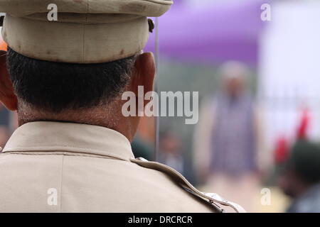 Südlichen Gandhi Maidan, Patna, Bihar, Indien, 23. Januar 2014. Kommandant der Bihar Militär Parade Polizeiaufgebot führt Salami Sastra als Shri Nitish Kumar, Chief Minister von Bihar besucht die 115. Geburtstag von Netaji Subhas Chandra Bose heute Donnerstag nebligen Morgen. Netaji Subhas Chandra Bose ist ein großer Freiheit Kämpfer für Indien. Der Chief Minister 0953 Uhr angekommen und beendet die Blüte Zeremonie am Fuße der Marmorstatue von Netaji Subhas Chandra Bose im Eingangsbereich des Parks oft weniger besucht.  Unterdessen die alle Indien Forward Bloc (AIFB) am Samstag verurteilt die ' Ne Stockfoto