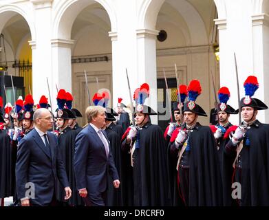 Rom, Italien. 23. Januar 2014. König Willem-Alexander der Niederlande (Mitte R) posiert mit italienische Premier Enrico Letta am Palazzo Chigi in Rom, 23. Januar 2014. Das niederländische Königspaar ist bei einem einleitenden Besuch in Italien. Foto: Albert Nieboer/Dpa/Alamy Live News Stockfoto