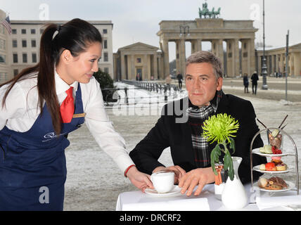 Berlin, Deutschland. 23. Januar 2014. Die Wachsfigur von George Clooney von Madame Tussauds sitzt im Café im Hotel Adlon am Brandenburger Tor in Berlin, Deutschland, 23. Januar 2014. Madame Tussauds präsentiert seine Sammlung von Prominenten vor dem Start der Berlinale am 06. Februar. Foto: JENS KALAENE/Dpa/Alamy Live News Stockfoto