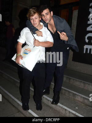 Harry Maxwell und Jay Camilleri Smart Mädchen Fake It Party statt im Marriott Hotel County Hall London, England - 19.07.12 Stockfoto