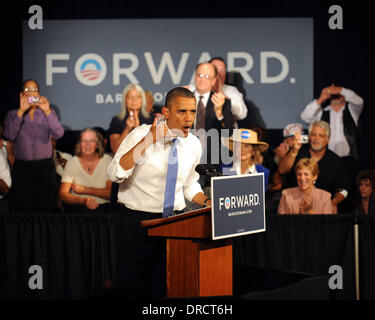 Präsident Barack Obama liefert Hinweise für Senioren im Jahrhundert Dorf in West Palm Beach, Florida am 19. Juli 2012. Obama ist für zwei Tage in Florida, eine entscheidende Swing State bei Präsidentschaftswahlen im November einsetzt.  West Palm Beach, Florida - 19.08.12 Stockfoto