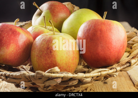 Äpfel im Korb Stockfoto