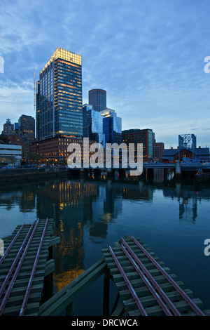 Eine blaue Stunde am Abend auf dem Harborwalk Blick zurück in Richtung Atlantic Wharf Waterfront in South Boston, Massachusetts Stockfoto