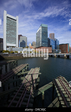 Ein sonniger Vormittag auf dem Harborwalk zurück mit Blick auf den Atlantischen Wharf Waterfront in South Boston, Massachusetts Stockfoto