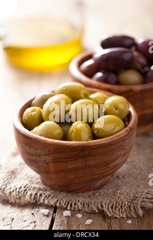 schwarze und grüne Oliven in Schüssel mariniert Stockfoto