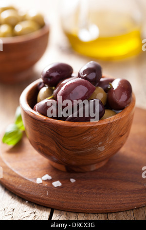 schwarze und grüne Oliven in Schüssel mariniert Stockfoto