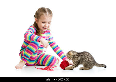 Kind Mädchen spielen mit Kätzchen isoliert auf weißem Hintergrund Stockfoto