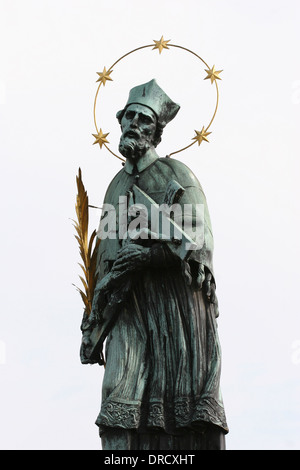 St. Johannes von Nepomuk (1345-1393). Statue auf der Karlsbrücke in Prag, barocke Bildhauer Jan Brokoff (1652-1718). 1683. Stockfoto