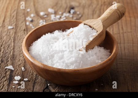 Meersalz in Houten und Schaufel Stockfoto