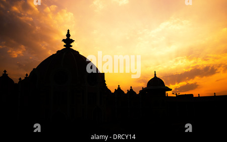 Sathya Sai Baba Super-Spezialklinik. Puttaparthi, Andhra Pradesh, Indien. Silhouette mit angewendeten Tabak filter Stockfoto