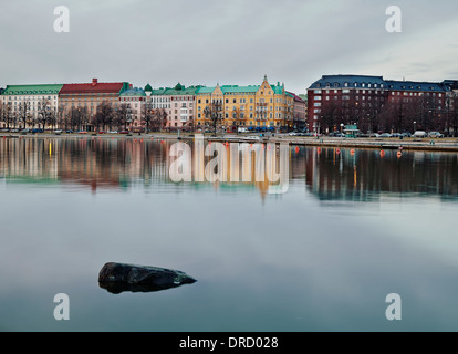 Die Ufer des Meeres in der Mitte von Helsinki in Finnland am Abend Stockfoto